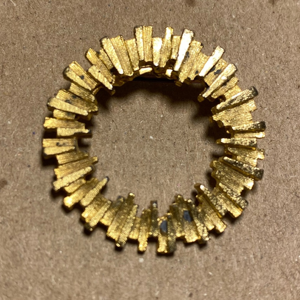 Vintage round circle brooch